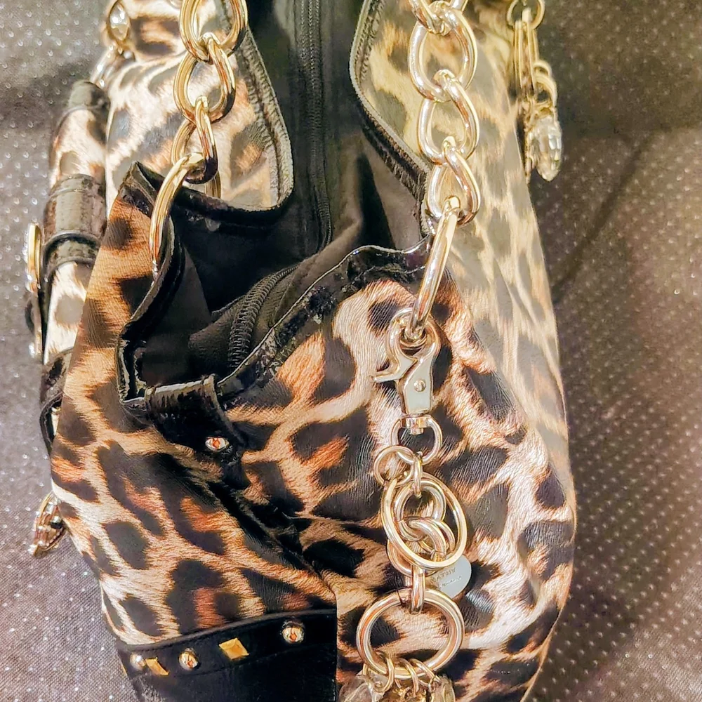 Chic Cheetah Print Shoulder Bag with Chain Straps - Picture 2 of 7
